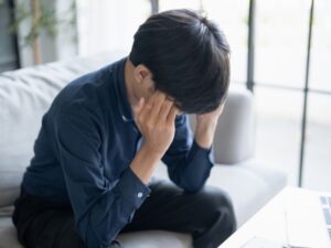 悩む人