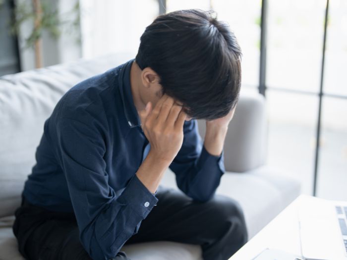 悩む人