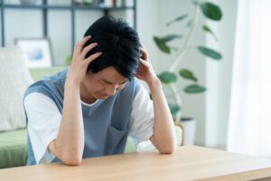 悩む人